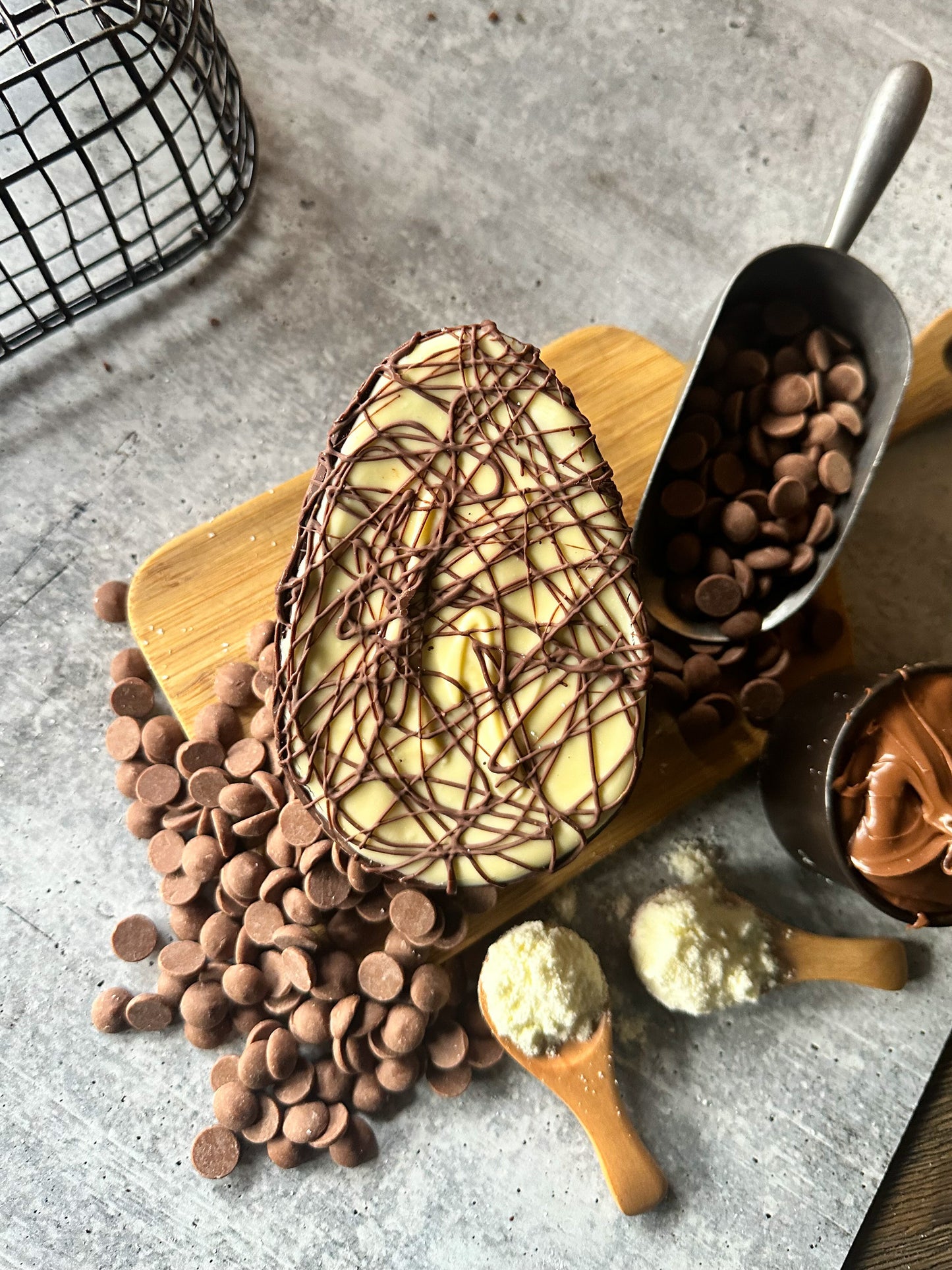 HALF EGG 330G BLACK & WHITE BRIGADEIRO